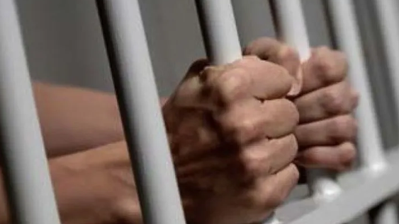 Un agente penitenciario fue denunciado por su expareja por violencia y quedó detenido