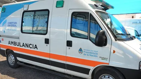 Perdió el control y terminó con su auto en un zanjón