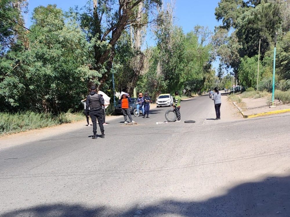 La Parroquia Santa Bárbara pide donaciones de agua para familias de Villa Ampacama que cortaron la calle por falta de este recurso.
