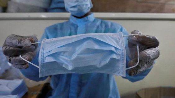 Tiene síntomas de coronavirus, se cansó de esperar que lo atendieran y escupió a los médicos