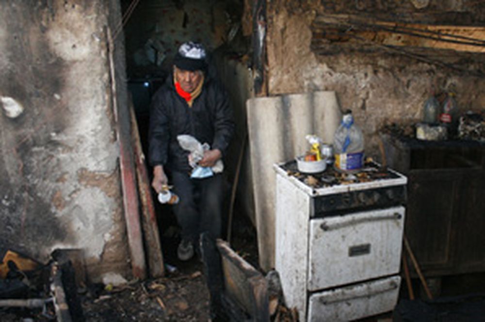 Un anciano fue salvado de un incendio por sus vecinos