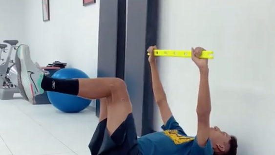 A menos de un mes de su accidente, Egan Bernal volvió a entrenar