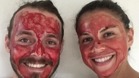 Mascarilla de sangre menstrual, el método para un “cutis suave” que impactó en la red