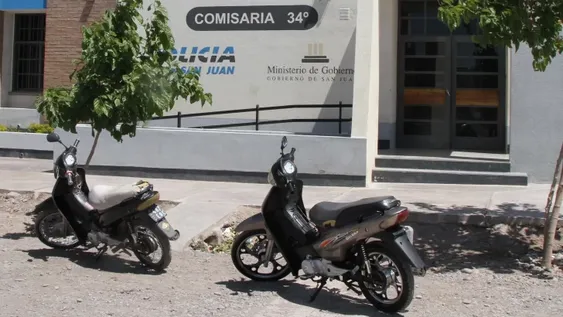 Investigan a 5 policías por golpear a un chico que robó 2 cascos en una seccional