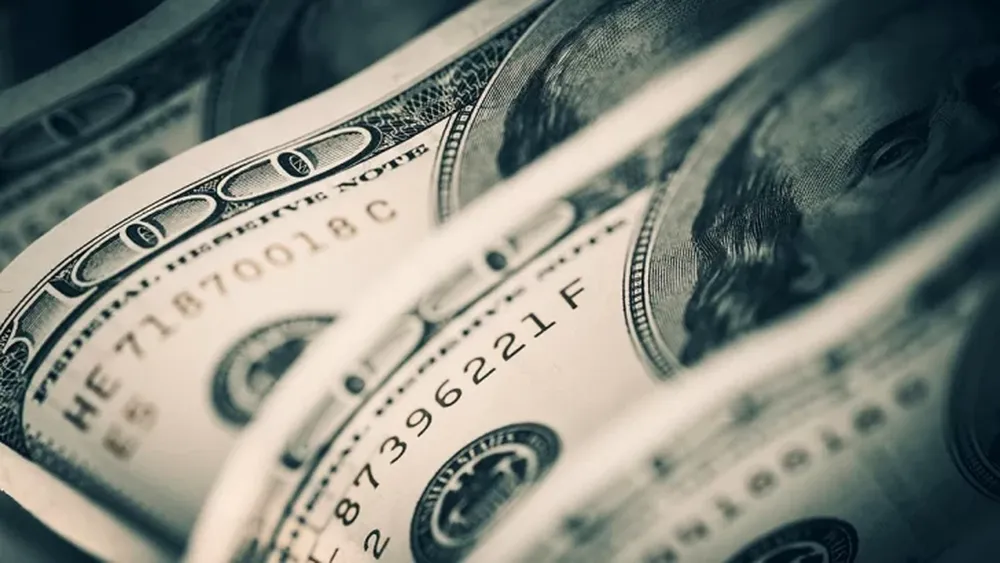 El dólar oficial subió ocho centavos y cerró en $100,70