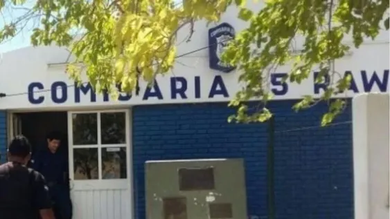 No importó que tuviera el auto sin batería en la puerta de su casa, igual se lo robaron