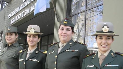 Las mujeres uniformadas que  aprendieron a tolerar el desarraigo