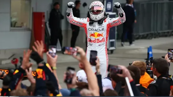 Por cuarta vez consecutiva el tricampeón mundial ganó en la pista japonesa y quedó a 1 punto de Norris en el campeonato.