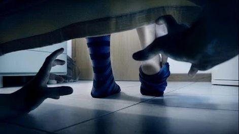 Le dijo a su niñera que había un “monstruo” bajo la cama: al revisar, descubrieron algo terrorífico