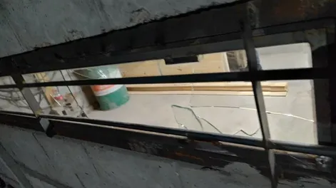 El ladrón también rompió una ventana y se lastimó la mano.