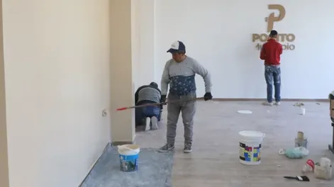 Diario de Cuyo | EN OBRA. Empleados del municipio de Pocito trabajan en los últimos detalles de la obra de refacción de la exsede del Concejo Deliberante que pasará a ser un salón de usos múltiples.