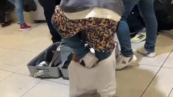 Le quisieron cobrar exceso de equipaje, abrió la valija y tomó una decisión extrema