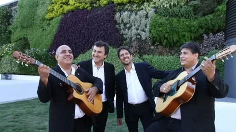 Diario de Cuyo | EL DÚO Díaz-Heredia, Pascual Recabarren y Abelino Cantos, contaban con una buena propuesta, mediante un ensamble de canciones y relatos en el escenario.
