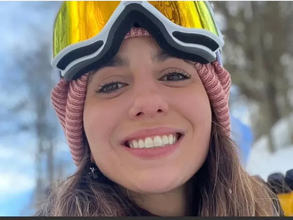 Cinthia Fernández le puso el pecho al frío en Bariloche luciendo una pequeña bikini