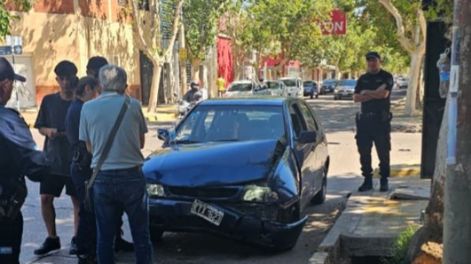 Aparatoso choque entre un auto y una camioneta en una esquina de Trinidad