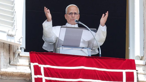 El Papa León XIV dirige el rezo del Ángelus desde la ventana de su despacho con vistas a la Plaza de San Pedro, Ciudad del Vaticano.