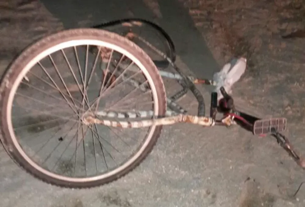 Una mujer circulaba en bicicleta y sufrió múltiples heridas al chocar con una camioneta