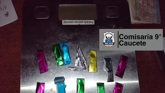 Lo allanaron e intentó guardar cocaína en sus genitales, pero lo descubrieron y cayó