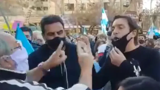 [VIDEOS] Repudio a Eduardo Cáceres en la manifestación de la Plaza 25: “¡Que se vaya!”