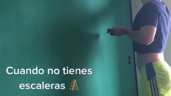 El ingenioso método de un hombre para pintar sin escalera