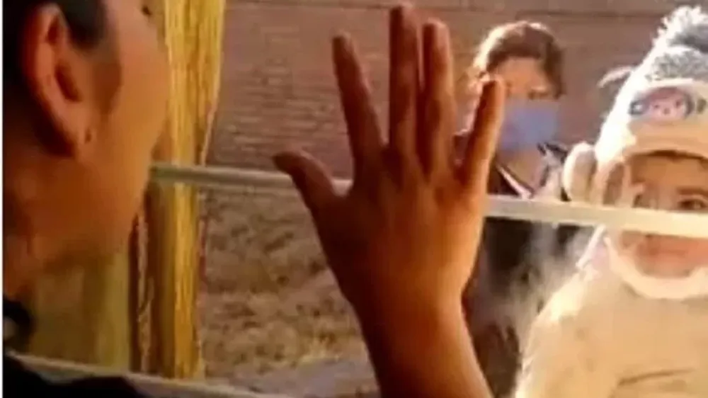 El conmovedor saludo de una policía con coronavirus a su hijo a través de una ventana