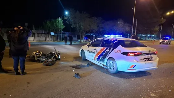 FATAL fue la consecuencia para el conductor de la moto luego de estrellarse contra un patrullero que iba adelante y quiso girar.