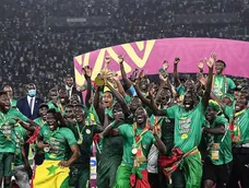 Escándalo histórico en África: Senegal amagó con irse, volvió y fue campeón ante Marruecos. La Copa Africana siguió envuelta en polémica tras el fallo que consagró ahora a Marruecos campeón. Escándalo histórico en África: Senegal amagó con irse, volvió y fue campeón ante Marruecos. La Copa Africana siguió envuelta en polémica tras el fallo que consagró ahora a Marruecos campeón.