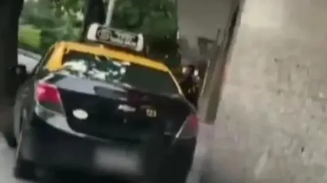 Taxista hizo media cuadra por la vereda para esquivar un embotellamiento