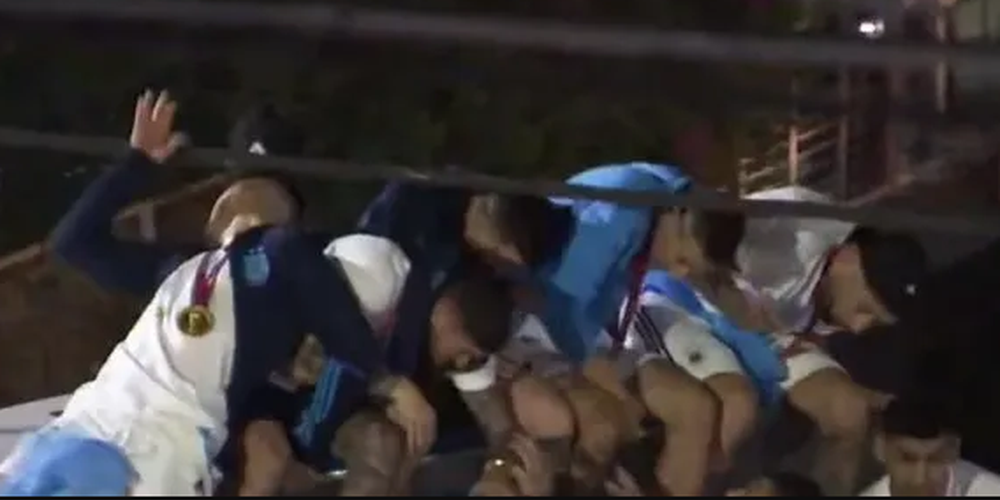 El susto de los jugadores de la Selección: rozaron unos cables a baja altura con la cabeza