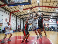Esfuerzo. Urquiza se duplicó en la marca para contener a Matienzo pero al final se quedó sin nada en la Liga Federal. Esfuerzo. Urquiza se duplicó en la marca para contener a Matienzo pero al final se quedó sin nada en la Liga Federal.