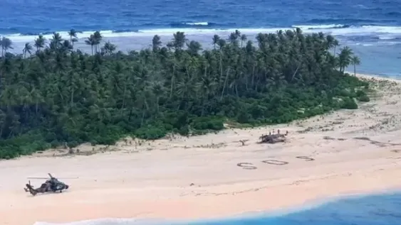 Fueron rescatados por escribir un S.O.S gigante en la arena de una isla desierta