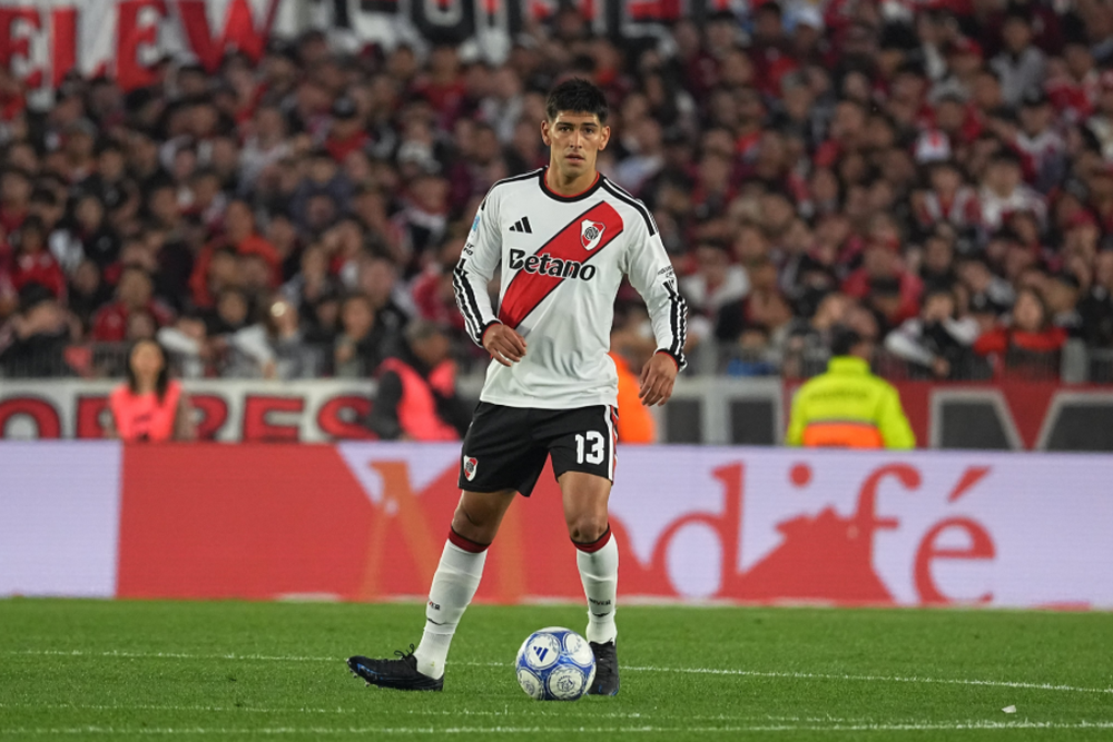 El defensor ingresó al equipo titular por la suspensión de Martínez Quarta y abrió el marcador tras un centro de Ángel Correa.