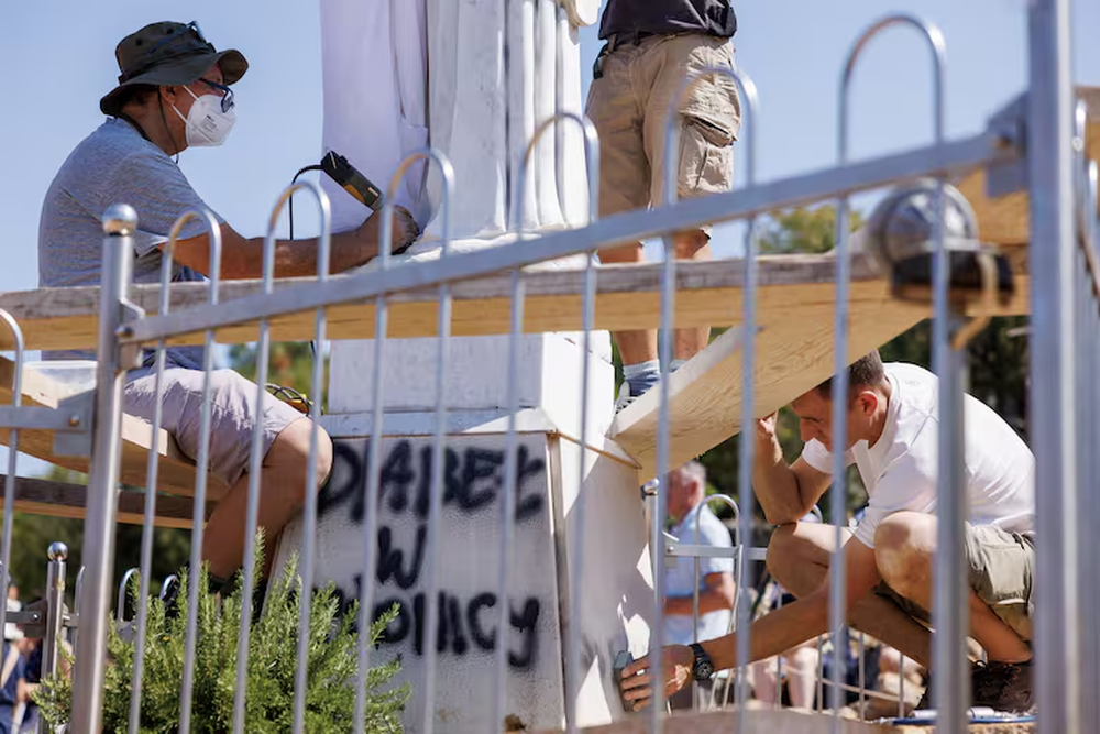 Voluntarios limpian la estatua vandalizada de la Virgen Mar&iacute;a, cubierta con una s&aacute;bana blanca, en la Colina de las Apariciones, en Medjugorje, BosniaAP Photo - AP