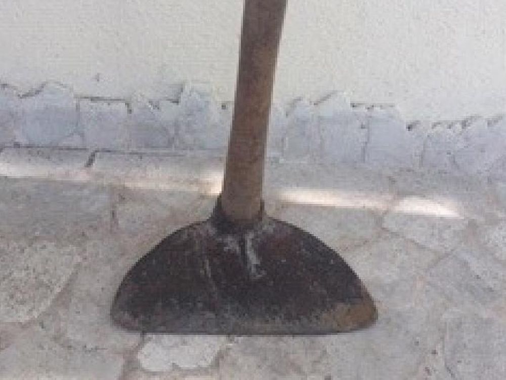 Golpeó a su pareja con una anchada en la cabeza: lo detuvieron