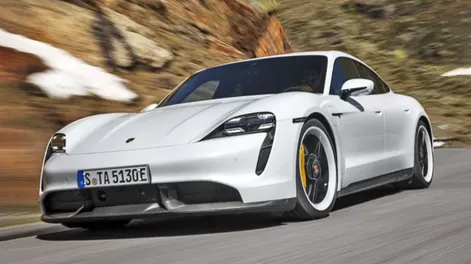 [VIDEO]: El veloz recorrido de un Porsche eléctrico por una autopista sin límite de velocidad