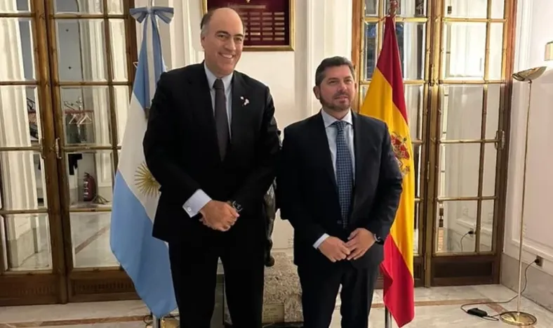El embajador argentino en España y Marcelo Orrego.