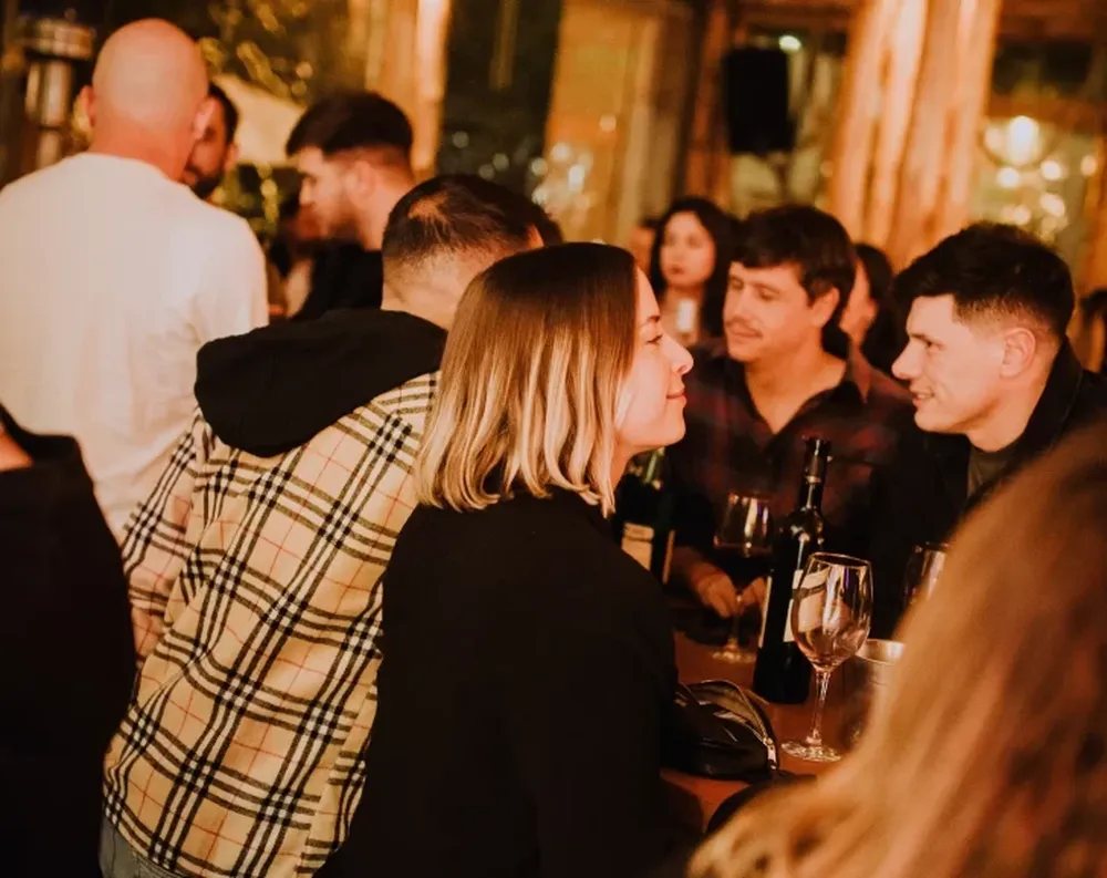 Todo el calor y color de una noche más en Parador