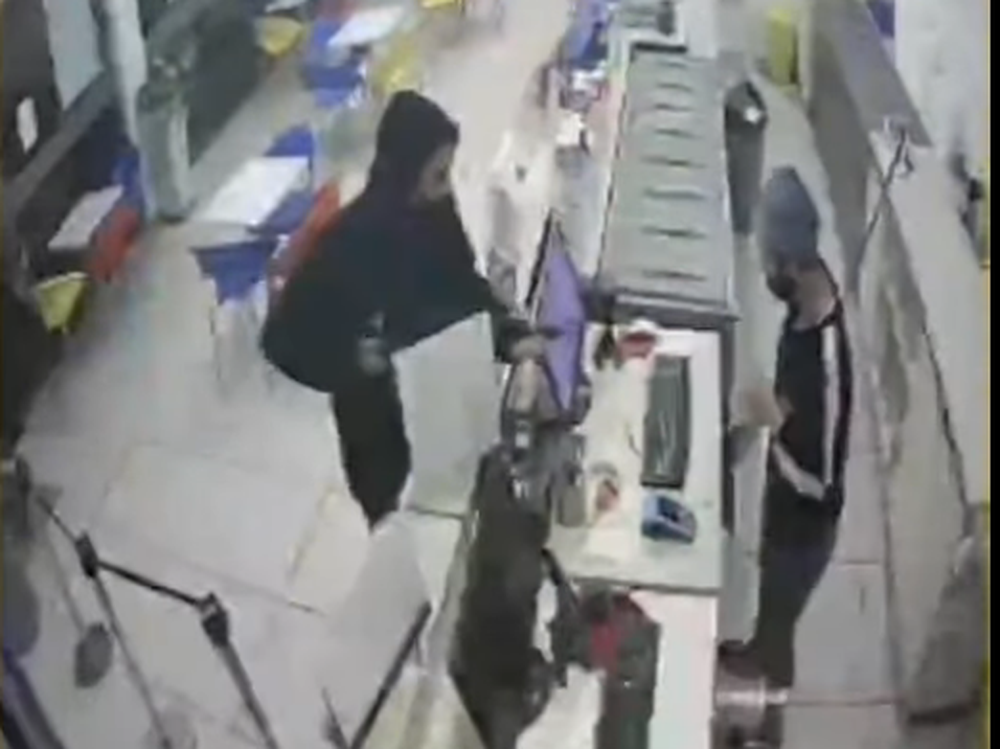 Robó una heladería con un paraguas