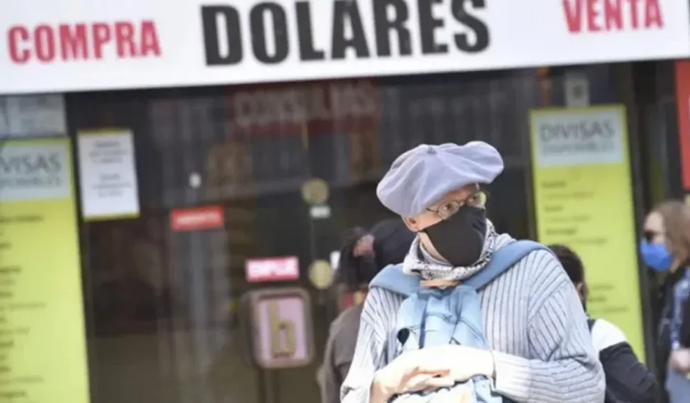 La tensión cambiaria no cede en Argentina y el dólar blue tocó los $178