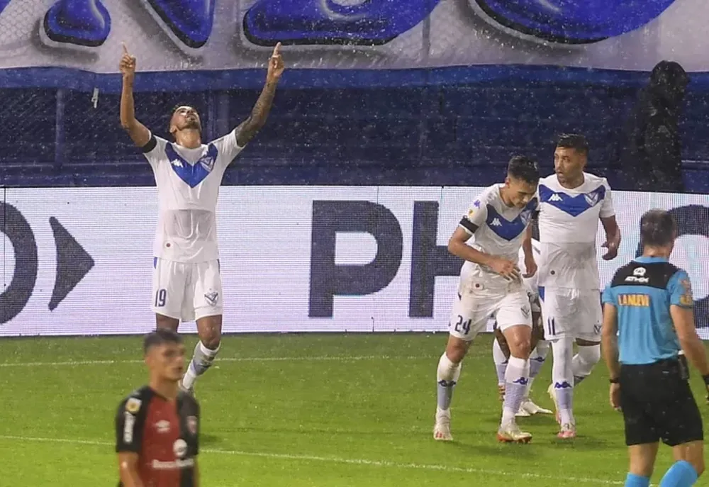 Con un gol de Lucero, Vélez arrancó con el pie derecho