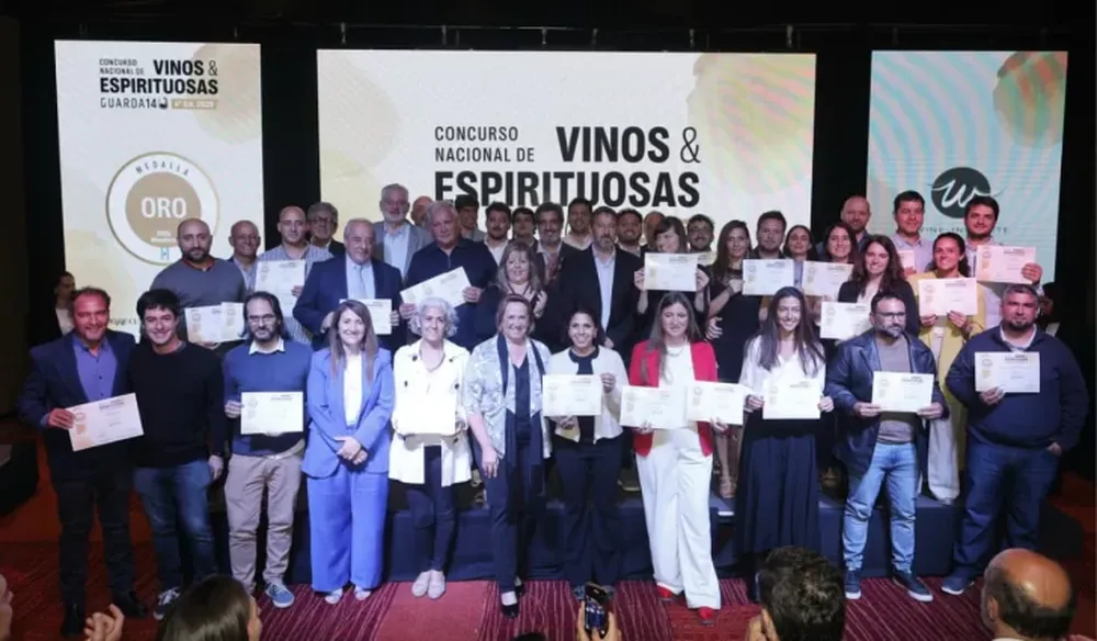 Los representantes de las bodegas premiadas recibieron su galardón.