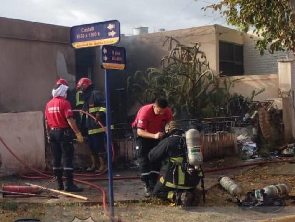 Policías rescataron al dueño de una casa que se incendió: debieron hospitalizarlo