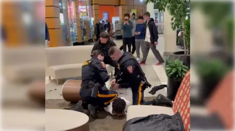 [VIDEO] Policías frenaron una pelea de dos jóvenes y a uno lo esposaron “porque es negro”