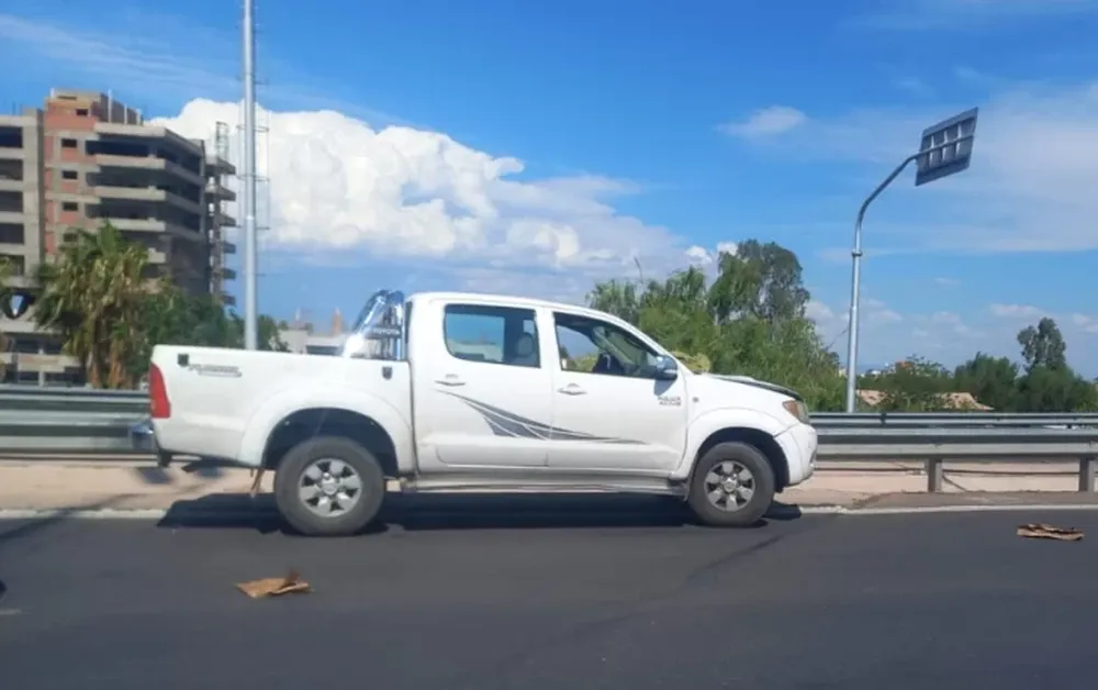 Intentó cruzar la avenida de Circunvalación a pie y fue embestido por una camioneta: terminó en el Hospital
