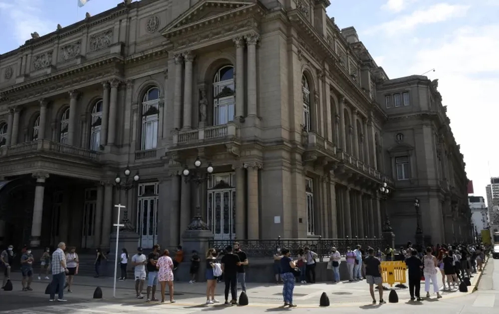 Con más de 100.000 contagios diarios ponen foco en los niños