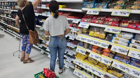 El consumo mostró subas en mayoristas pero caídas en supermercados y shoppings, según el INDEC.