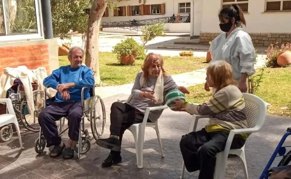 Hacen juegos en la residencia de los adultos mayores porque preocupa mucho su estado