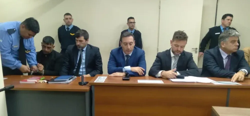 RICARDO RODRÍGUEZ  (esposado, izquierda) escuchó llorando el fallo de los jueces. A la derecha, el equipo fiscal que intervino en el juicio.