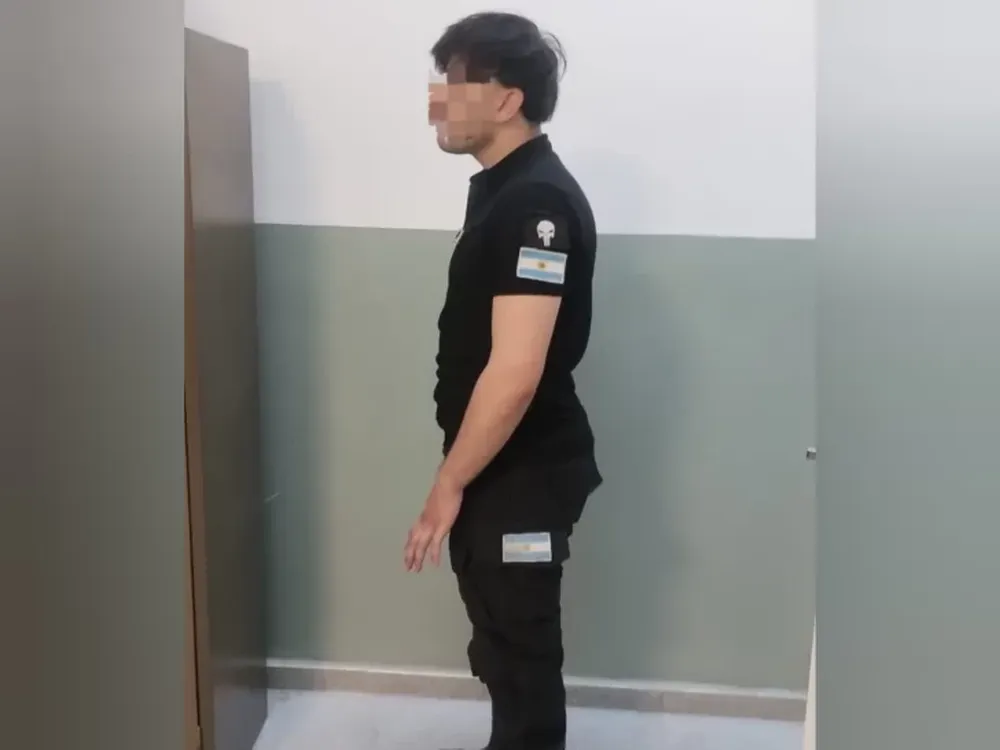 Se hacía pasar por policía y lo detuvieron armado en una esquina de Sarmiento