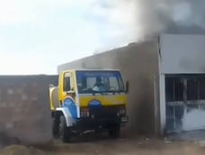 Desesperante incendio en Santa Lucía: un chispazo destruyó todo. Desesperante incendio en Santa Lucía: un chispazo destruyó todo.